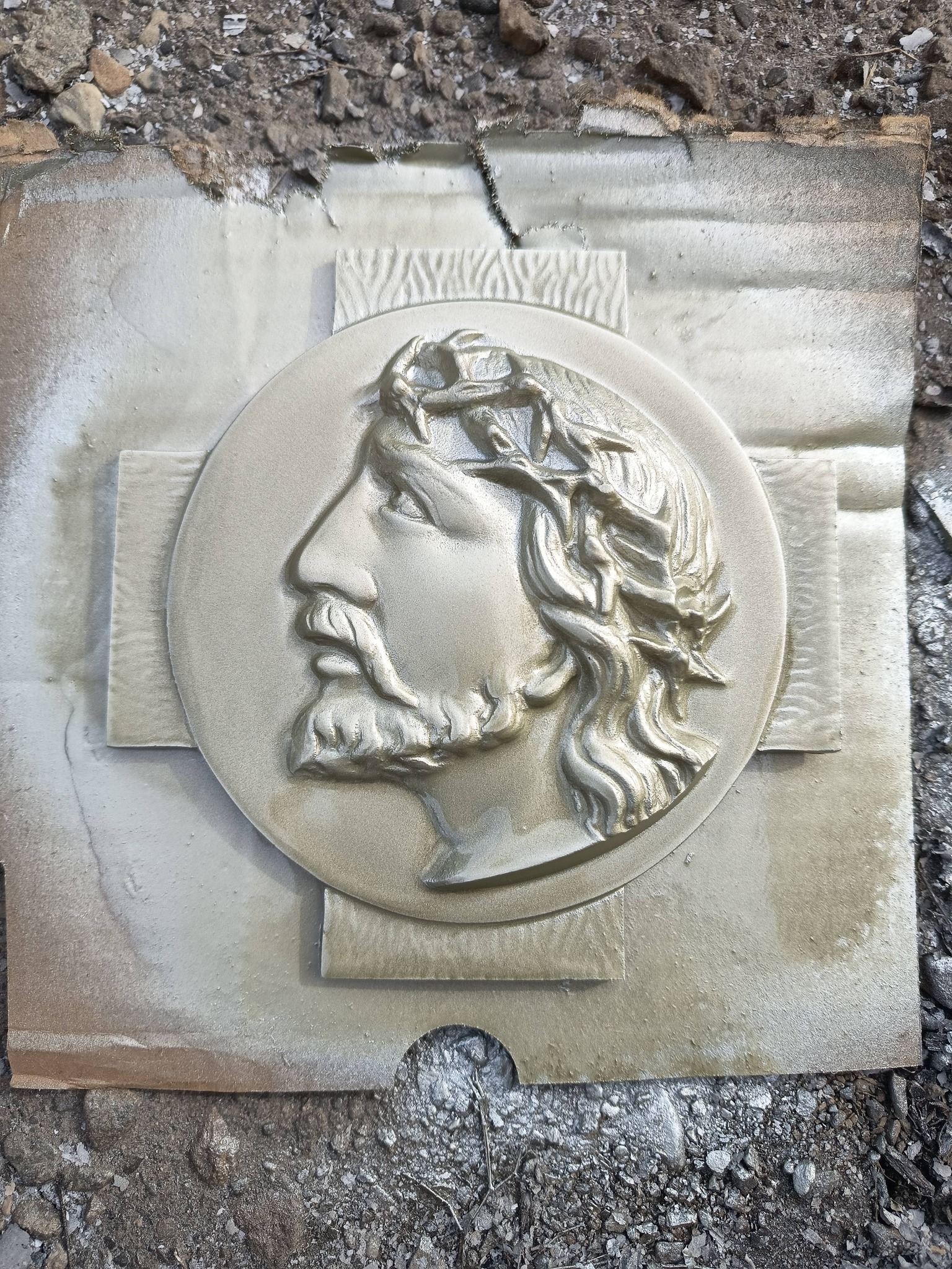 Croix en bronze après nettoyage – cimetière de Gap