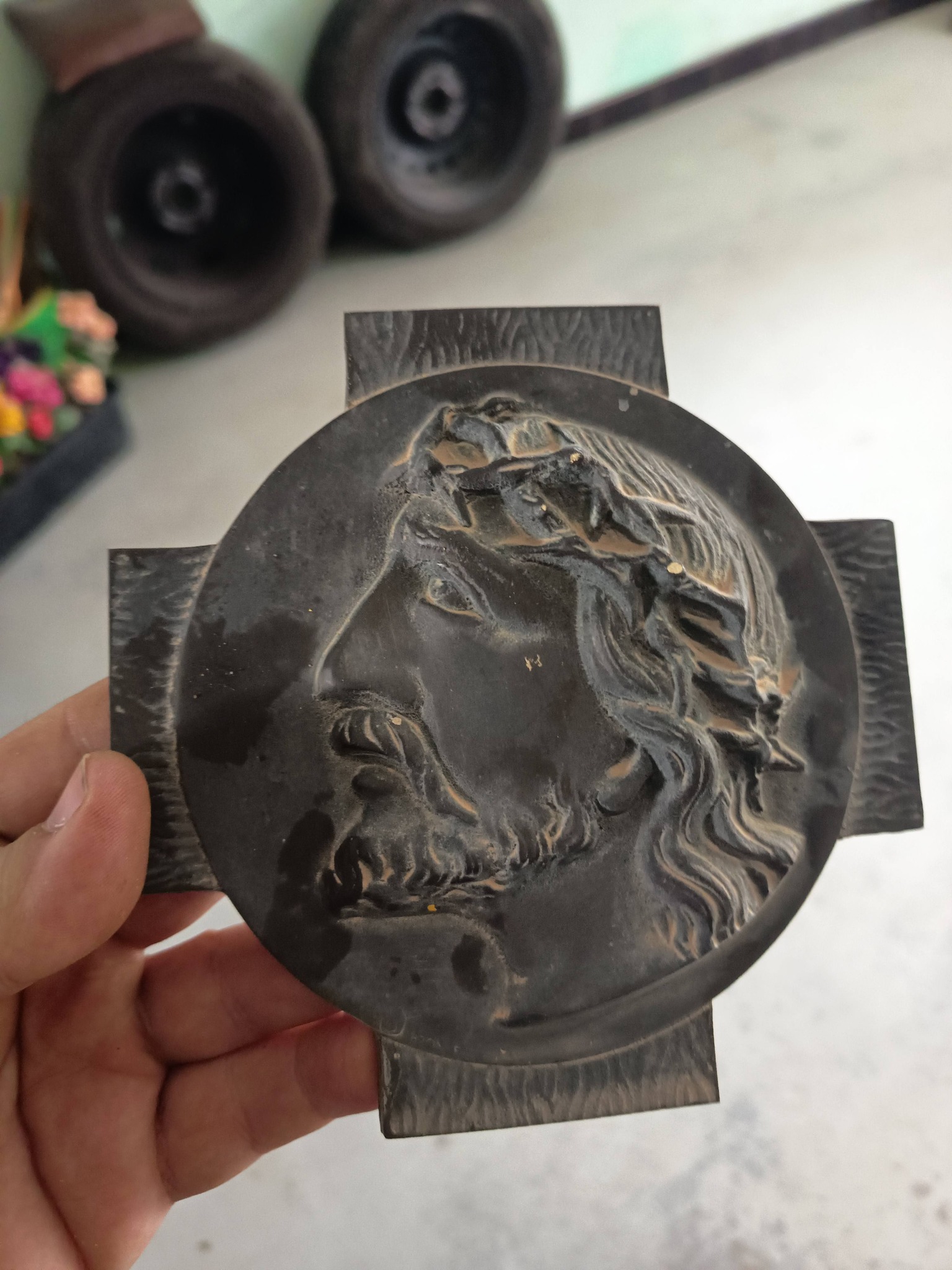 Croix en bronze avant nettoyage – cimetière de Gap