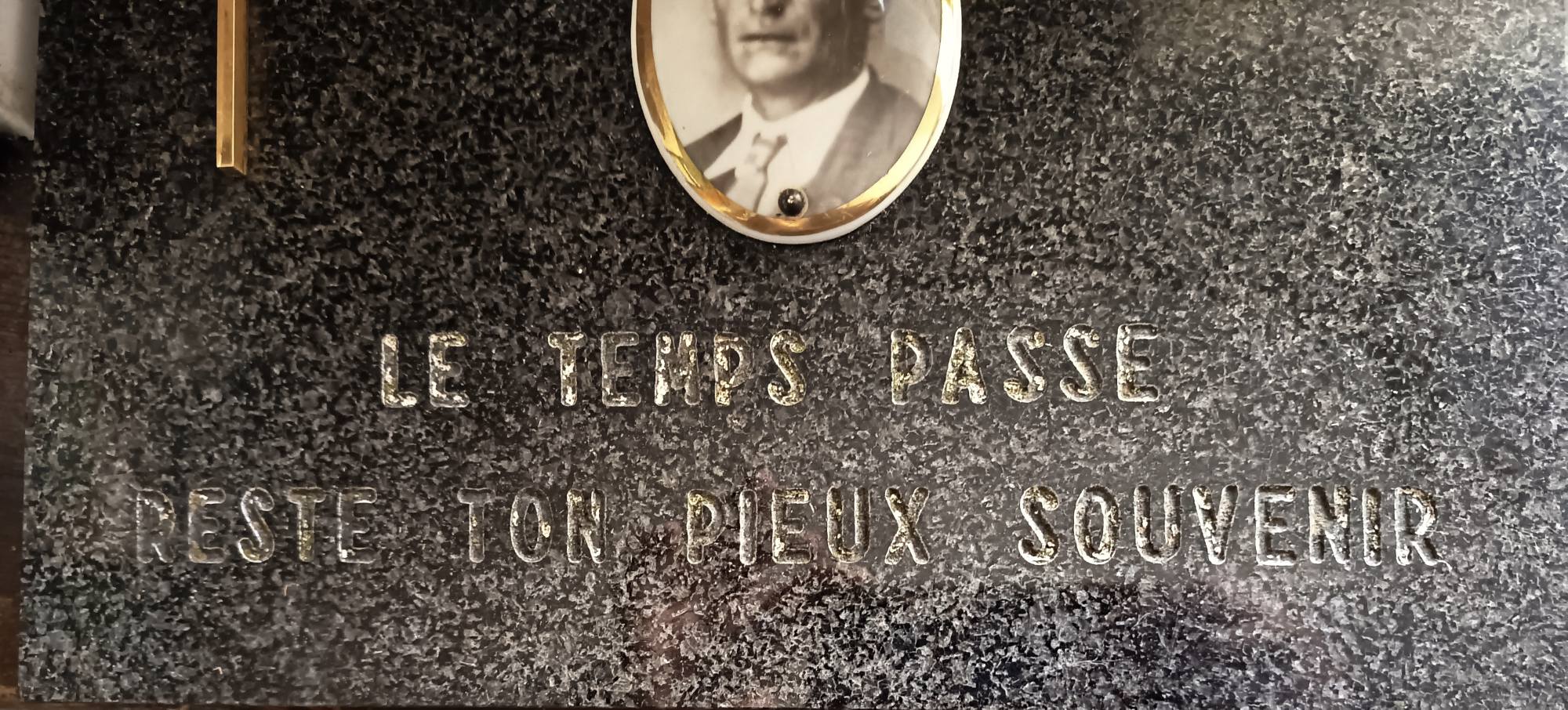 Plaque en granit avant nettoyage – Hautes-Alpes