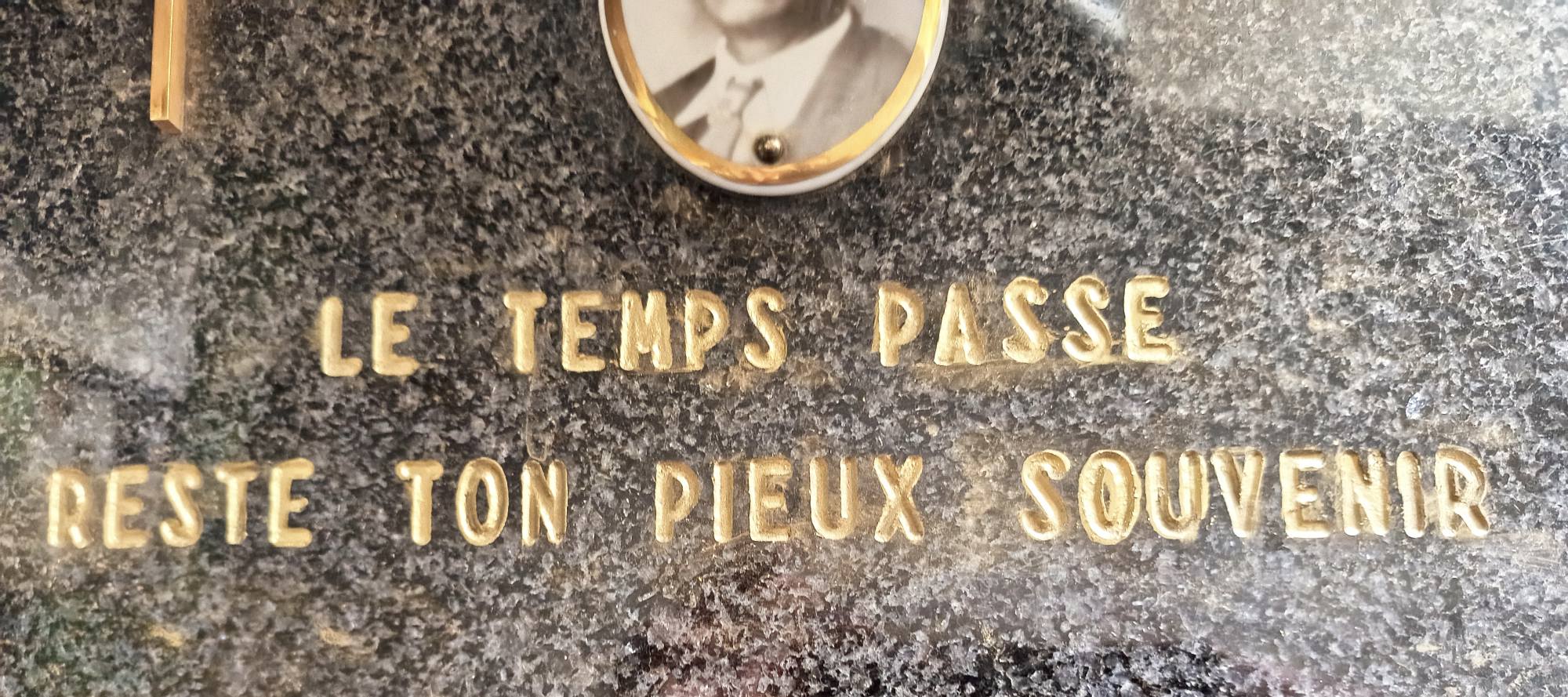 Plaque en granit après nettoyage – Hautes-Alpes