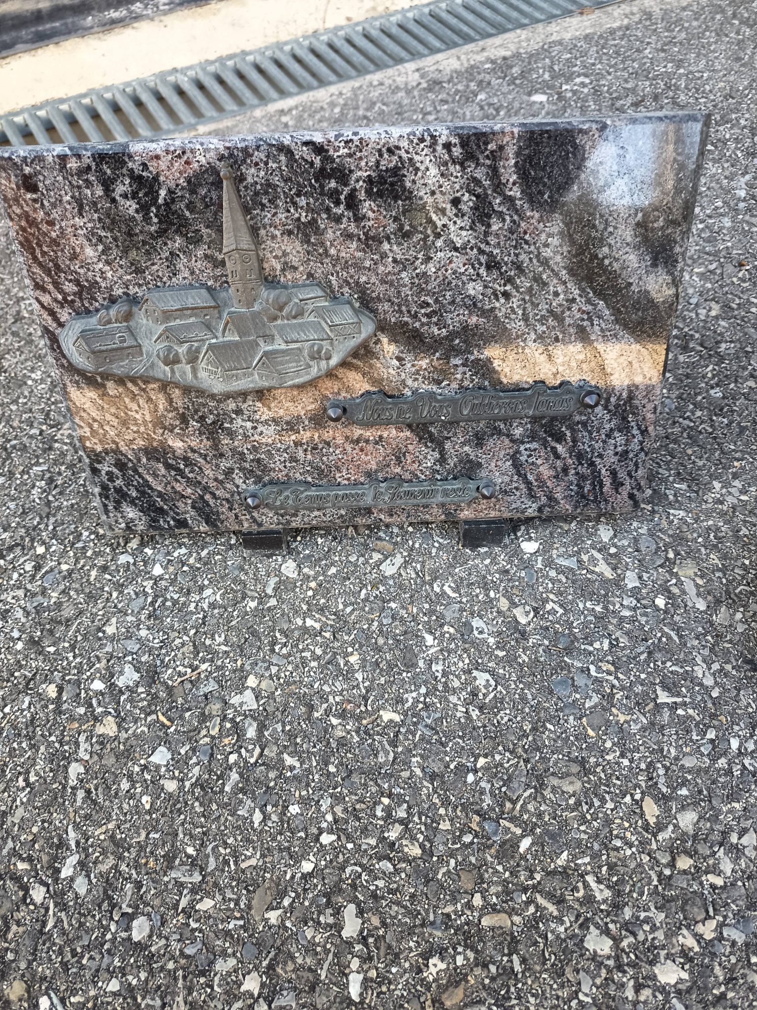 Plaque commémorative avant rénovation – Gap